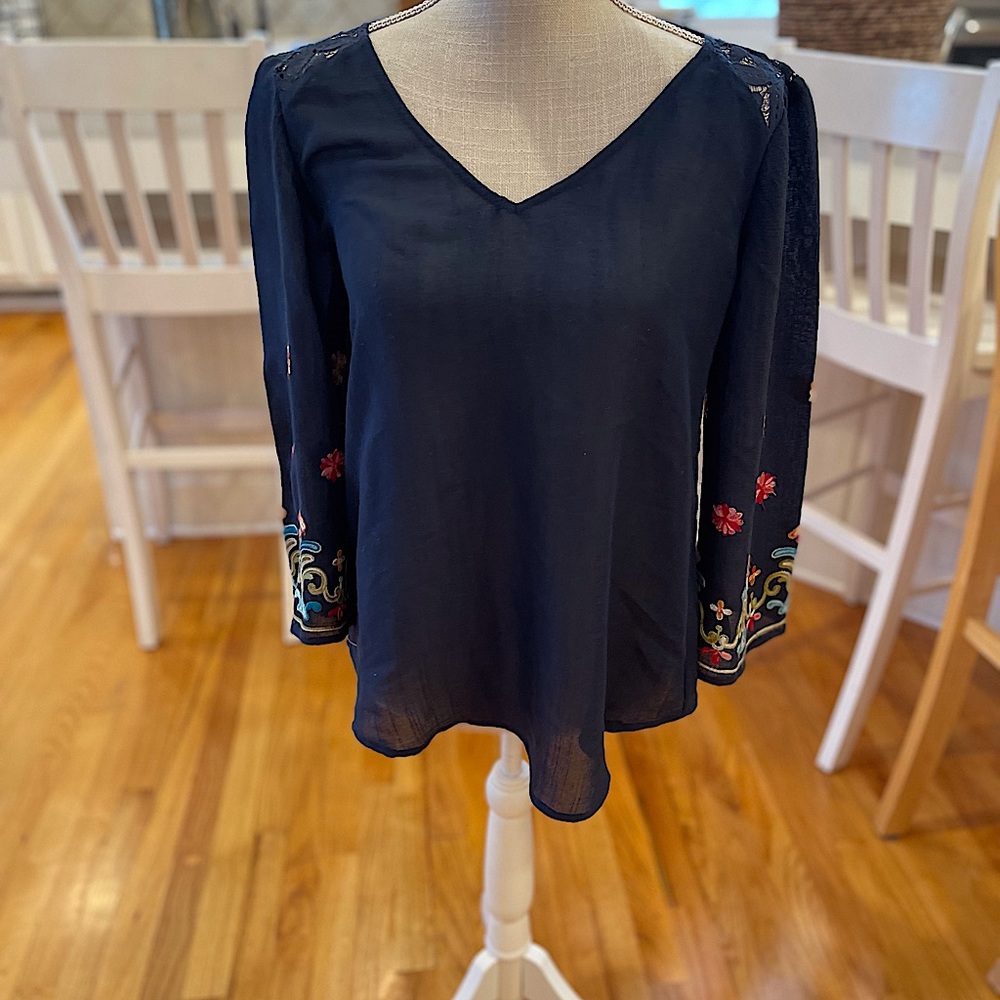 💜 5 for $25 or 3 for $18 Fig & Flower navy blue embroidered floral blouse